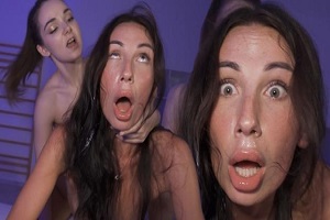 Juicy Alison и Simona Purr — покорная юная бимбо кончает себе на голову во время грубого траха в ЖЖМ, сокрушающего шейку матки