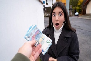 Katty West — миниатюрная уборщица обожает сосать
