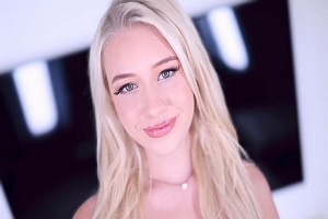 Skyler Storm — любительское очарование приветствует Skyler Storm, великолепная блондинка обожает делать минеты, трахаться и глотать