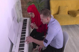 Дебора Бум – Она трахается лучше, чем играет на пианино – E299