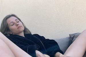 Josie Fresh — Просыпайся и мастурбируй, Джози на солнечной утренней террасе трахается с дилдо