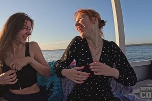 Лили Мейс и Ребека Руби – Wow Girls Ребека Руби со своей подругой Лили Мейс голые на круизе на лодке на закате во время отпуска