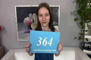 Майя Синн – Худенькая красотка показывает свою мокрую киску на кастинге – E364