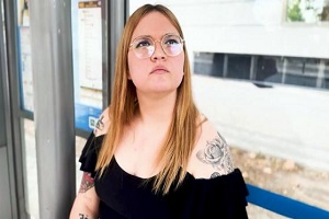 Элис Фокси – поймана на автобусной остановке