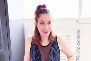 Шарлотта и Лия – 32-летнюю Шарлотту ведет Лия…