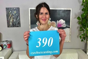 Виктория Чудес — у нее был член во рту быстрее, чем она огляделась — E390
