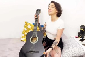 Лена — Лена получает урок на гитаре … но не только это!