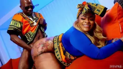 Jayla Page и Chocolate God – сцена с мокрым грязным трахом, намазанным маслом, только для фанатов
