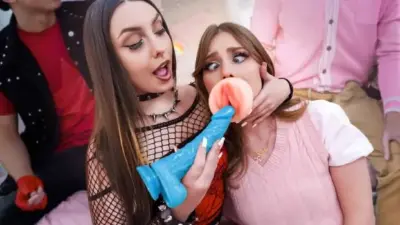 Violet Dawn и Lucy Foxxx – Вайолет превращает рот Люси в личную карманную киску: обмен вебкам-девушками