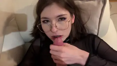 Cutie_Kim – Студентка трахается на диване, утечка информации OnlyFans